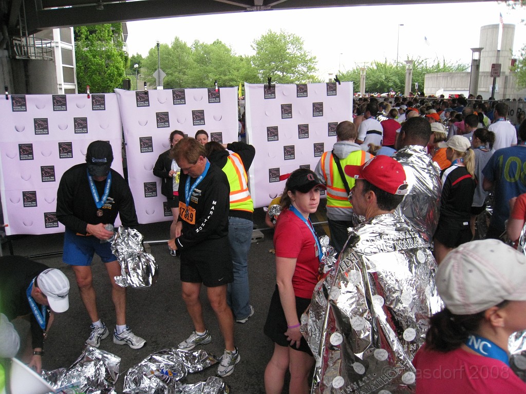 Flying Pig 2009 0360.jpg - People disposing of the blankets after they equalize temperatures.